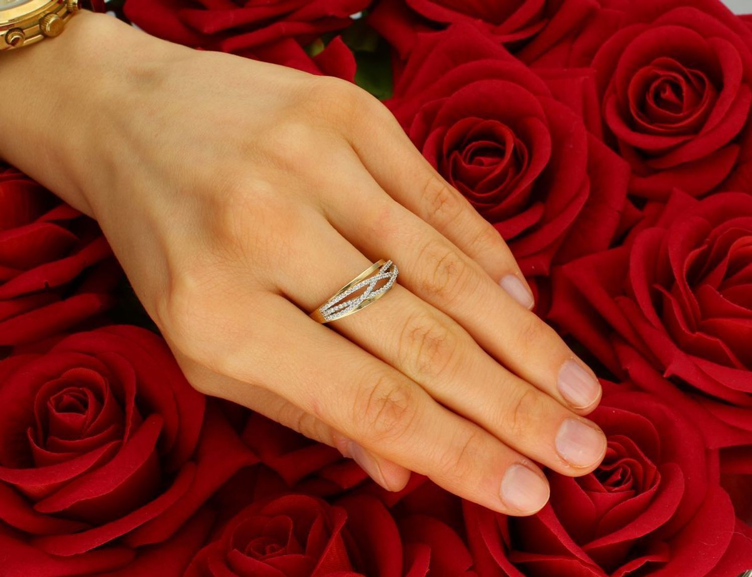 Pierścionek złoty 585 przeplatany cyrkoniami PI 1408 585  Przepiękny pierścionek, który został ozdobiony błyszczącymi cyrkoniami. Przeplatane ramiona pierścionka 1.jpg